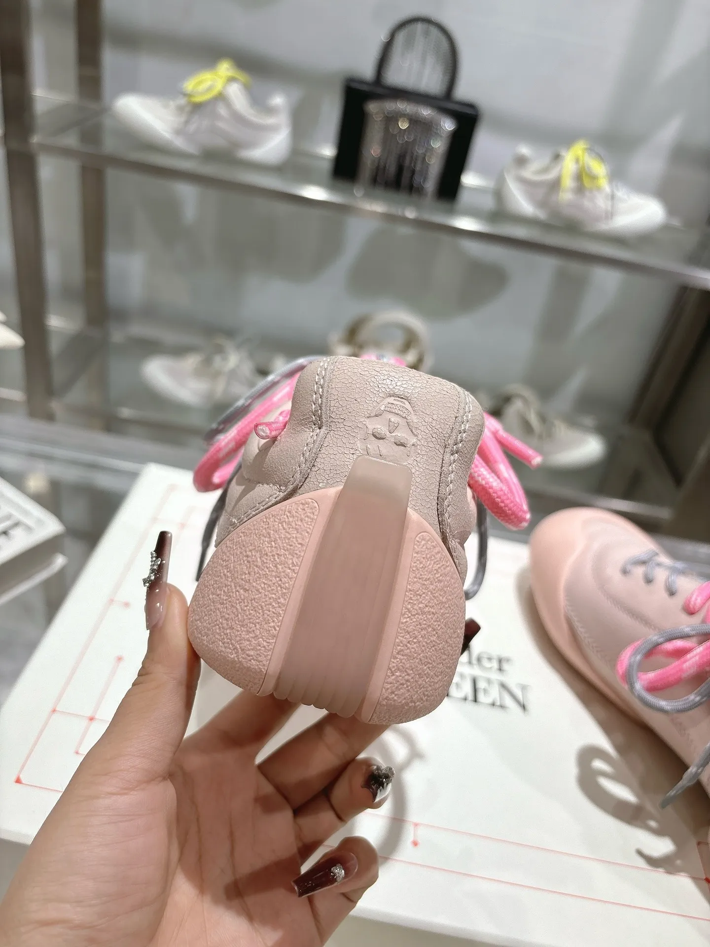 p580💰Couple model 𝐀𝐥𝐞𝐱𝐚𝐧𝐝𝐞𝐫 𝐌𝐜𝐐𝐮𝐞𝐞𝐧#/Alexander McQueen’s latest Flexion series, retro, casual, sneakers, original purchase, development, production, this Flexion Off Low-top sneakers in white grained leather with varying sized laces and an anatomically inspired lightweight segmented sole. The reverse skull pattern is embossed on the heel. Fabric: Original customized imported first-layer cowhide. Lining: Customized imported breathable mesh lining. Sole: Original open-molded non-slip TPU material. Bottom thickness: 2CM. Size: #Female size 35-40 (40 customized, non-refundable) #Men’s code 39-45 (45 customized, non-refundable)